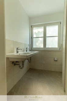 Bad OG *** VERMIETET *** Gro�z�giges und modernes Haus am Schlioss Schlei�heim!