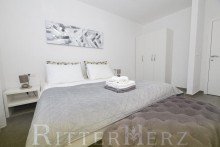  Neuwertige Villa mit Pool und 3 Wohnungen in zweiter Reihe zum Meer!