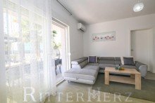  Neuwertige Villa mit Pool und 3 Wohnungen in zweiter Reihe zum Meer!