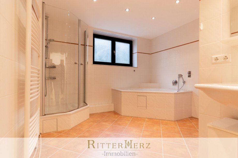Bad mit Wanne/Dusche Maisonettewohnung M�nchen