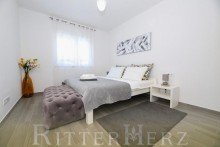  Neuwertige Villa mit Pool und 3 Wohnungen in zweiter Reihe zum Meer!