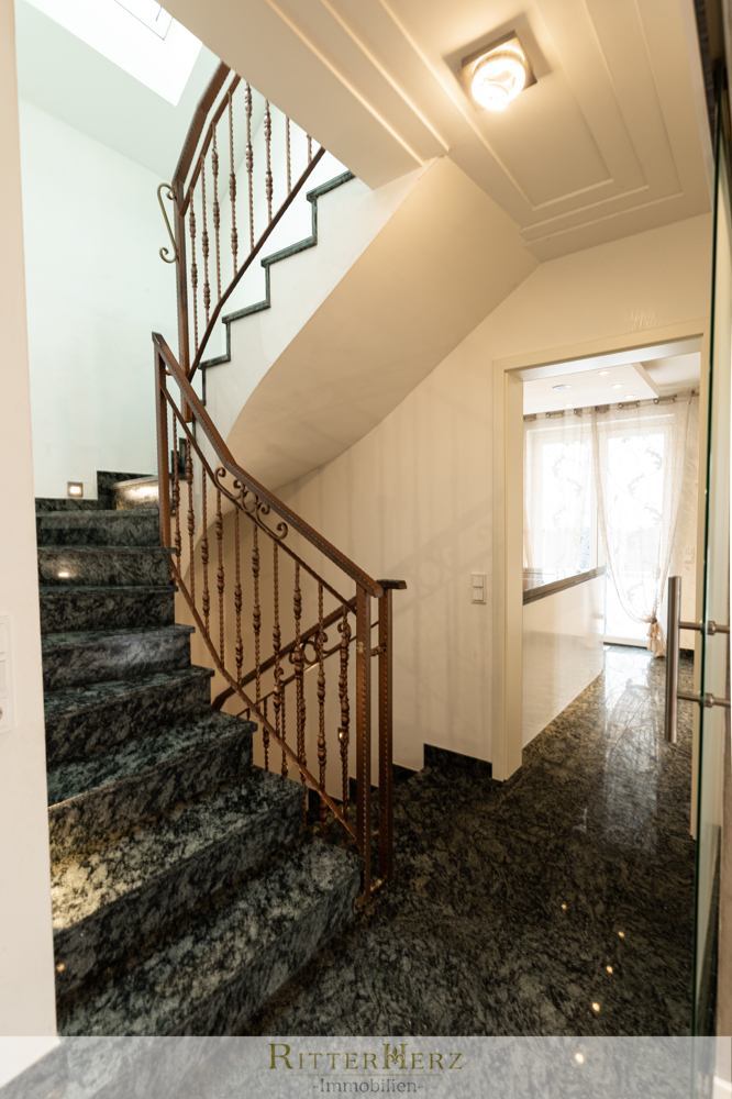 Treppe rauf zum DG Einfamilienhaus M�nchen / Allach-Untermenzing