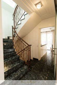 Treppe rauf zum DG ***VERKAUFT*** Elegante Villa mit Pool auf Traumgrundst�ck in Untermenzing - Allach!
