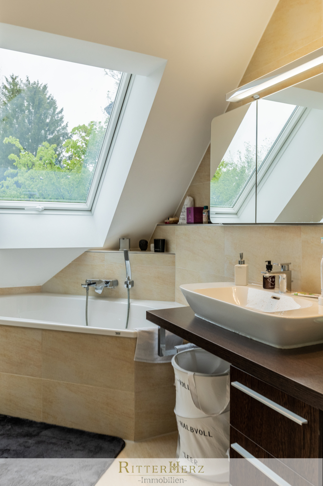 1. Badezimmer mit Eckbadewanne Maisonettewohnung M�nchen