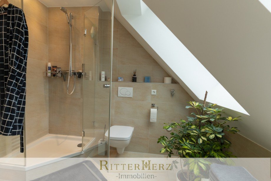 1. Badezimmer mit Dusche Maisonettewohnung M�nchen