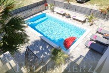  Neuwertige Villa mit Pool und 3 Wohnungen in zweiter Reihe zum Meer!