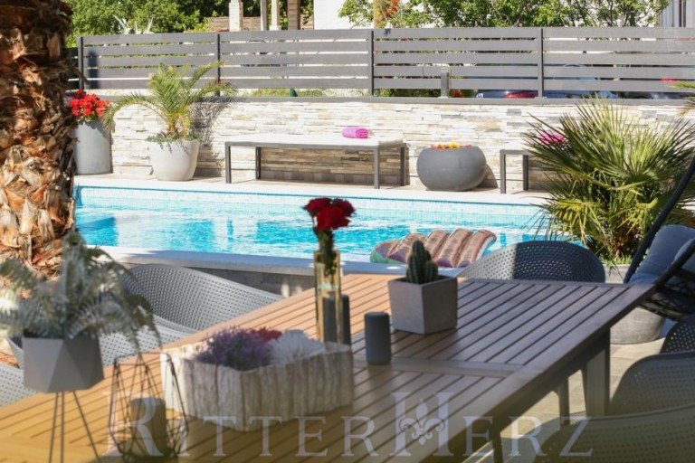  Kastel Kambelovac - Dalmatien-Split [Splitsko-Dalmatinska] Mehrfamilienhaus Neuwertige Villa mit Pool und 3 Wohnungen in zweiter Reihe zum Meer!