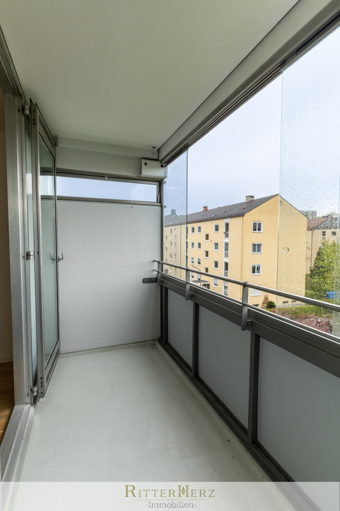 Verglaster Balkon Dachgeschosswohnung M�nchen