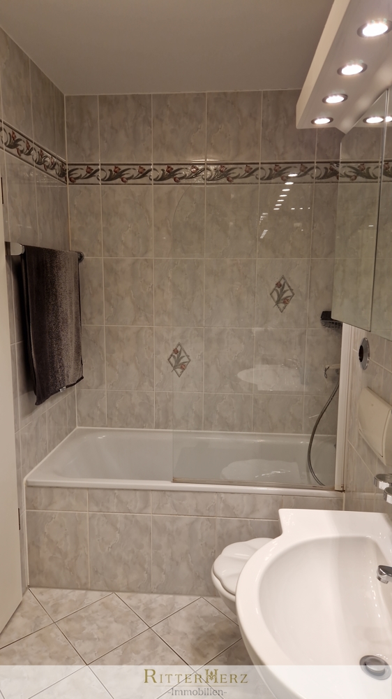 Badezimmer mit Wanne und Duschwand Etagenwohnung M�nchen / Freimann