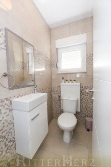  Neuwertige Villa mit Pool und 3 Wohnungen in zweiter Reihe zum Meer!