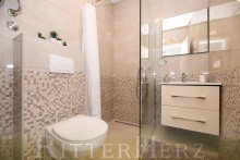  Neuwertige Villa mit Pool und 3 Wohnungen in zweiter Reihe zum Meer!