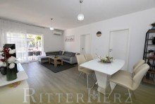  Neuwertige Villa mit Pool und 3 Wohnungen in zweiter Reihe zum Meer!