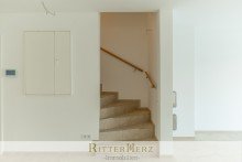 Treppe zum OG *** VERMIETET *** Gro�z�giges und modernes Haus am Schlioss Schlei�heim!