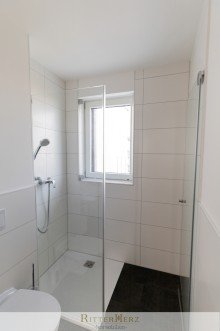 Badezimmer *VERMIETET* Neubau-Penthouse mit gro�er Dachterrasse, Panoramafenster und U-Bahn um die Ecke!