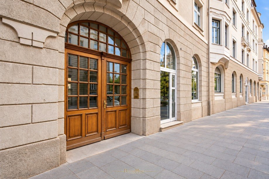 Elegante Steinfassade mit Rundbogeneingang Einzelhandel M�nchen