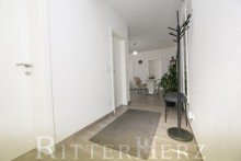  Neuwertige Villa mit Pool und 3 Wohnungen in zweiter Reihe zum Meer!