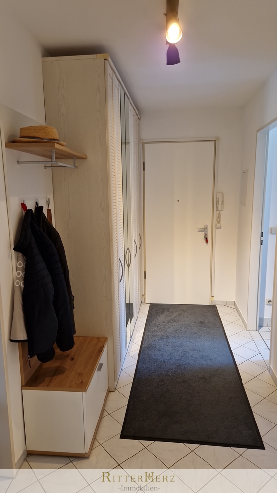 Flur mit gro�em Stauraumschrank Etagenwohnung M�nchen / Freimann
