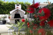  Neuwertige Villa mit Pool und 3 Wohnungen in zweiter Reihe zum Meer!