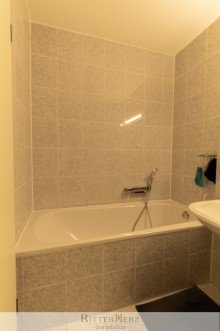 Bad mit Wanne *VERMIETET*Familienfreundlich mit ca. 39m2 eigenem Garten