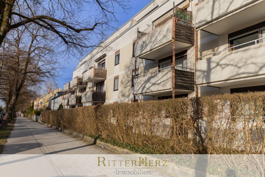 Hausansicht mit Westbalkon Etagenwohnung M�nchen