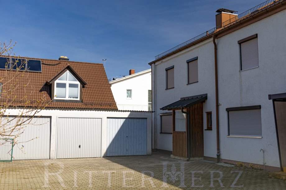 Innenhof mit Garage Reiheneckhaus Germering / Harthaus