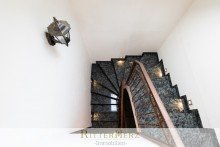 Treppe nach unten ***VERKAUFT*** Elegante Villa mit Pool auf Traumgrundst�ck in Untermenzing - Allach!
