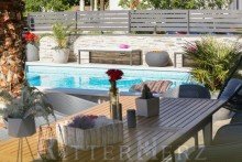  Neuwertige Villa mit Pool und 3 Wohnungen in zweiter Reihe zum Meer!