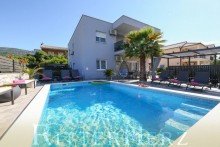  Neuwertige Villa mit Pool und 3 Wohnungen in zweiter Reihe zum Meer!