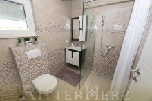  Neuwertige Villa mit Pool und 3 Wohnungen in zweiter Reihe zum Meer!